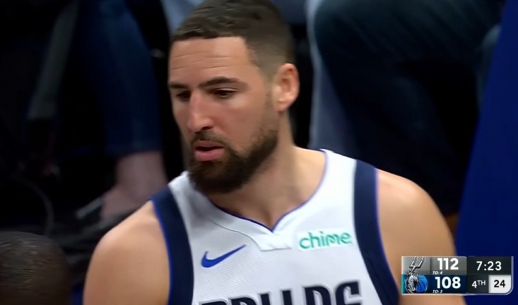 开云APP下载-下去冷静下吧！克莱连续空位打铁&amp;三分5中0  还送尚帕尼三分犯规